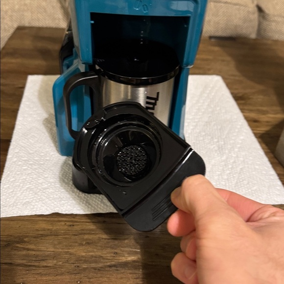 Makita 3-Cup 18-Volt LXT/12-Volt MAX CXT Lithium-Ion Teal Cordless Coffee Maker - Picture 5 of 13